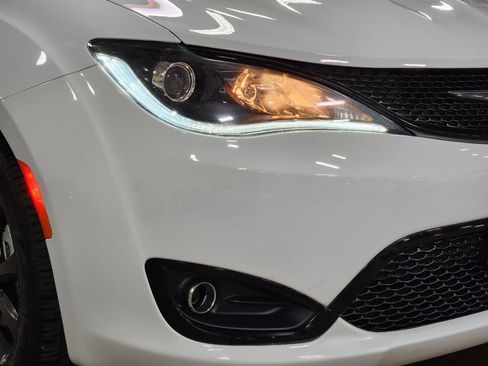 Used 2019 Chrysler Pacifica Touring Plus w/ S Appearance Package FWD image 13