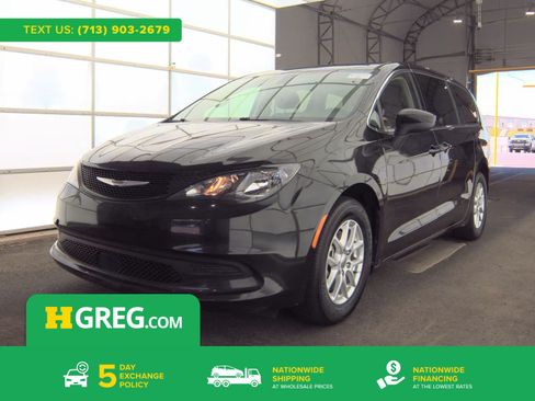 Used 2022 Chrysler Voyager LX FWD image 1