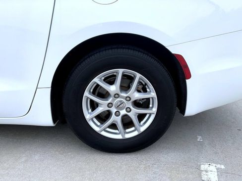 Used 2022 Chrysler Pacifica Touring-L FWD image 21
