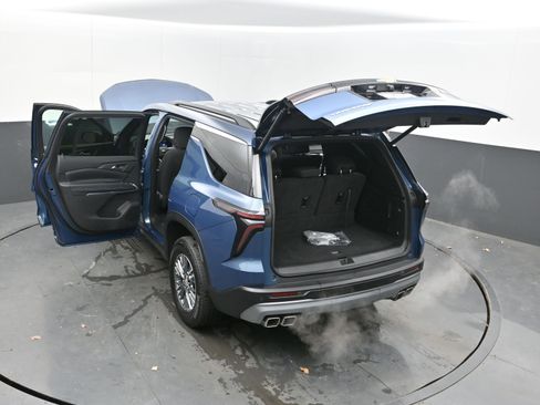 Used 2025 Chevrolet Traverse LT image 45