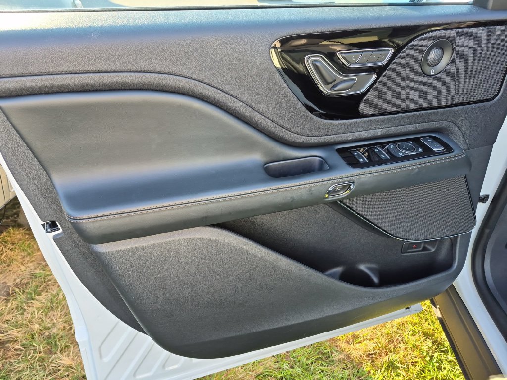 Used 2025 Lincoln Aviator AWD w/ Equipment Group 101A image 10