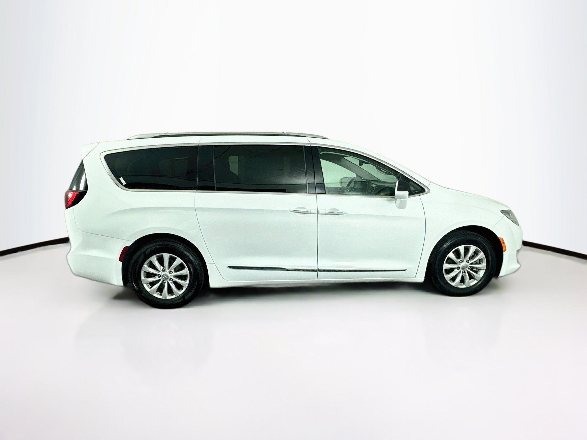 Used 2019 Chrysler Pacifica Touring-L FWD image 10
