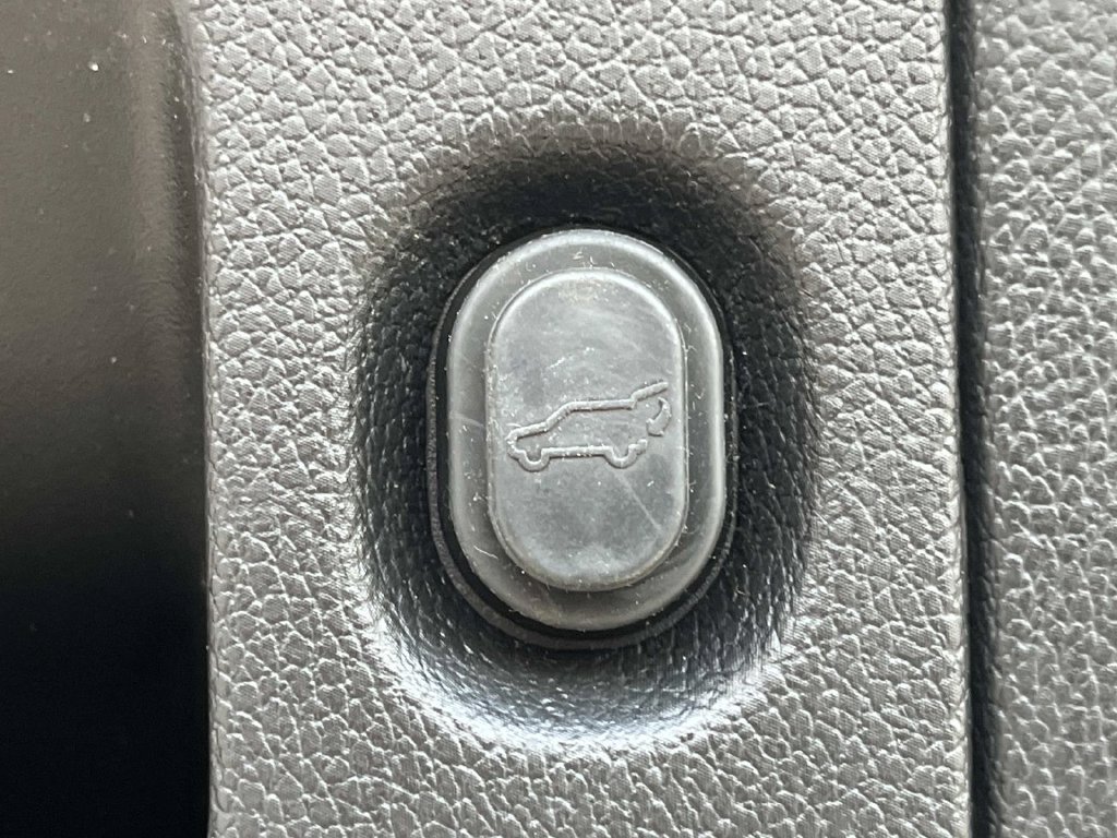 Used 2017 Cadillac Escalade Luxury AWD/4WD image 25