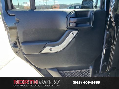 Used 2017 Jeep Wrangler Unlimited Sahara w/ Connectivity Group image 12