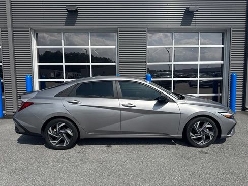 Used 2025 Hyundai Elantra Sport FWD image 4