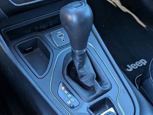 Used 2019 Jeep Cherokee Latitude Plus image 12