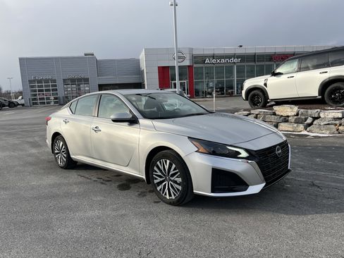 Used 2024 Nissan Altima 2.5 SV w/ SV Premium Package image 1