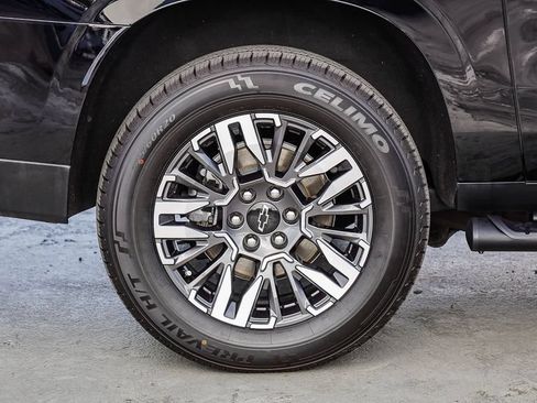 Used 2025 Chevrolet Suburban Z71 AWD/4WD image 12