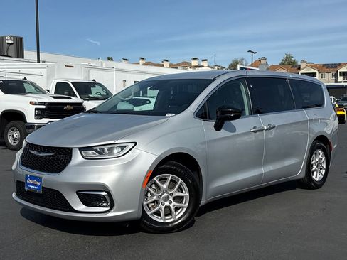 Used 2024 Chrysler Pacifica Touring-L image 2