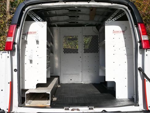 Used 2018 GMC Savana 3500 w/ Driver Convenience Package image 28