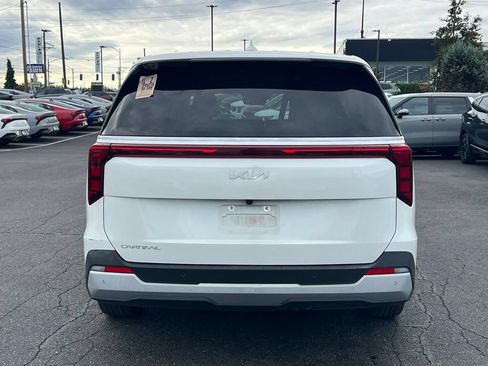 Used 2025 Kia Carnival FWD image 10