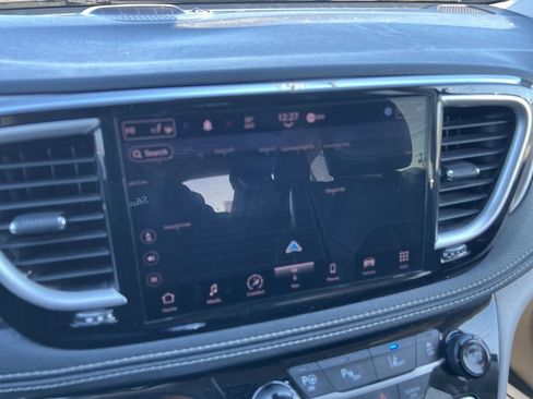 Used 2022 Chrysler Pacifica Touring-L w/ Uconnect Theater Family Group FWD image 13