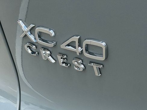 New 2026 Volvo XC40 B4 Core w/ Climate Package FWD image 9