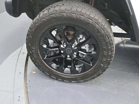 Used 2025 Jeep Gladiator Sport AWD/4WD image 9