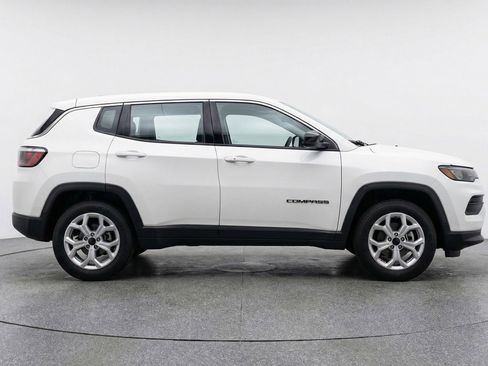 Used 2025 Jeep Compass Latitude AWD/4WD image 11