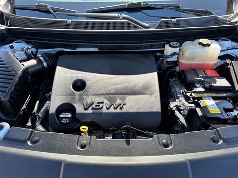 Used 2021 Chevrolet Traverse LT image 8