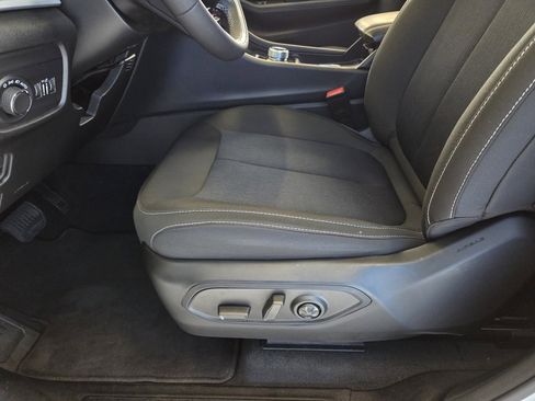 Used 2025 Jeep Grand Cherokee Laredo X image 17