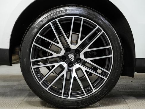 Certified 2025 Porsche Macan image 39