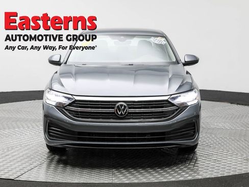 Used 2024 Volkswagen Jetta SE image 2