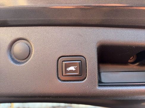 Used 2018 Chevrolet Equinox LT image 23