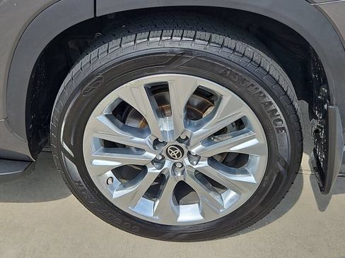 Used 2022 Toyota Highlander Limited FWD image 8