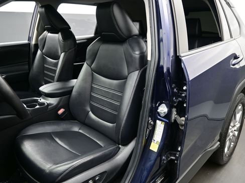 Used 2020 Toyota RAV4 XLE Premium FWD image 11