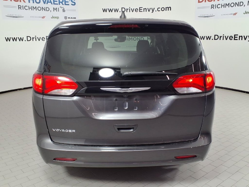 Used 2023 Chrysler Voyager LX FWD image 5