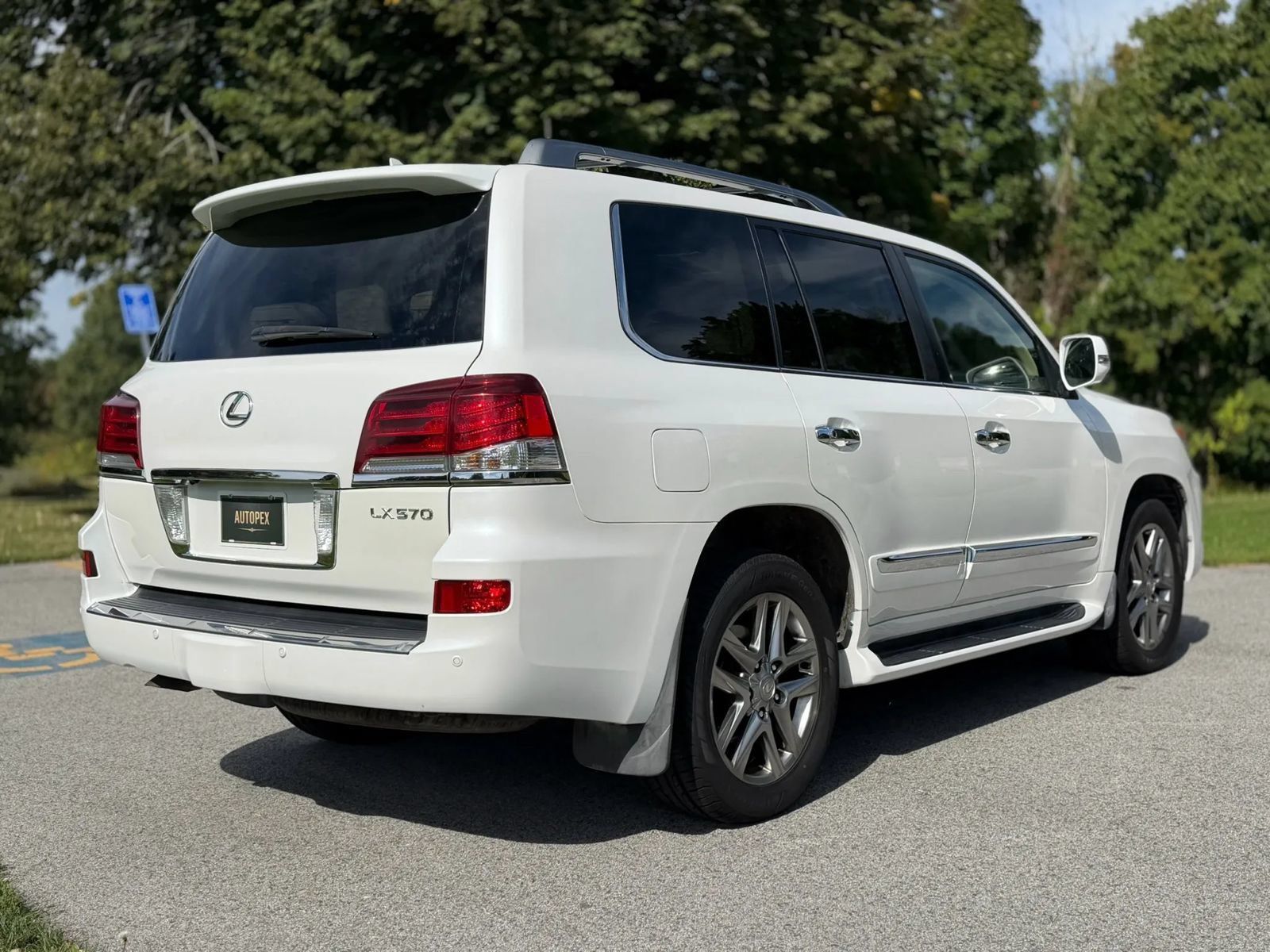 Used 2013 Lexus LX 570 4WD w/ Luxury Pkg image 9