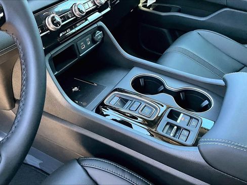 New 2025 Honda Pilot Touring image 7