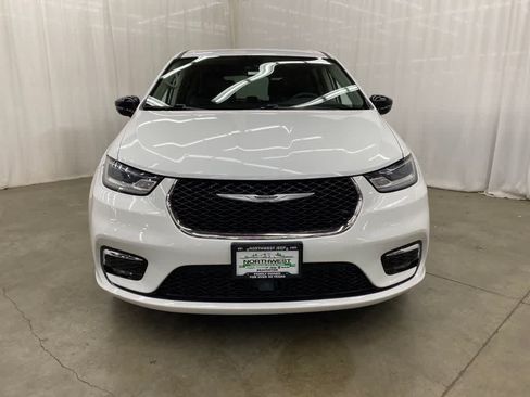 Used 2024 Chrysler Pacifica Touring-L FWD image 8