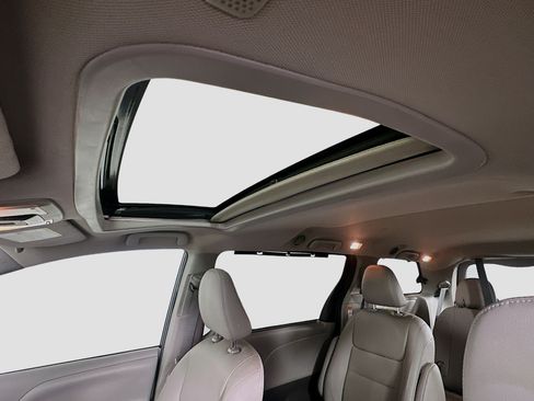 Used 2020 Toyota Sienna XLE w/ XLE Navigation Package FWD image 26