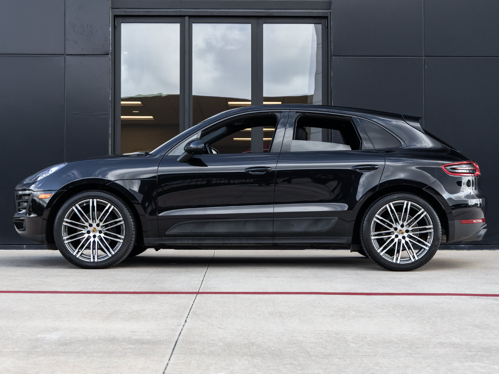 Used 2018 Porsche Macan Sport Edition AWD/4WD image 2