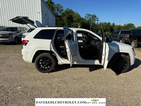 Used 2018 Jeep Grand Cherokee Altitude AWD/4WD image 32