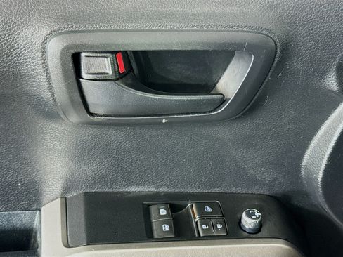 Used 2017 Toyota Tacoma SR5 w/ SR5 Appearance Package (SM) RWD image 21