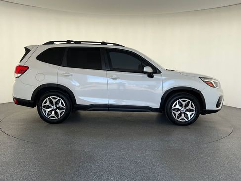 Used 2020 Subaru Forester Premium image 2