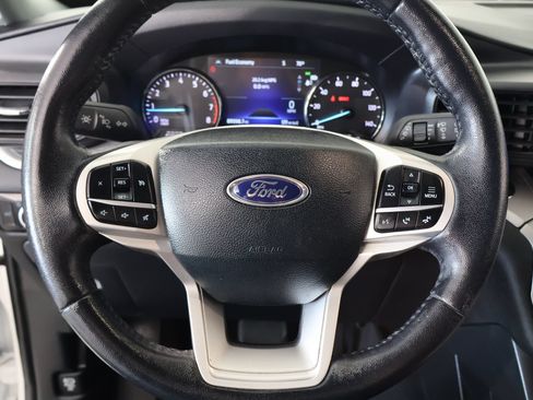 Used 2023 Ford Explorer XLT AWD/4WD image 3