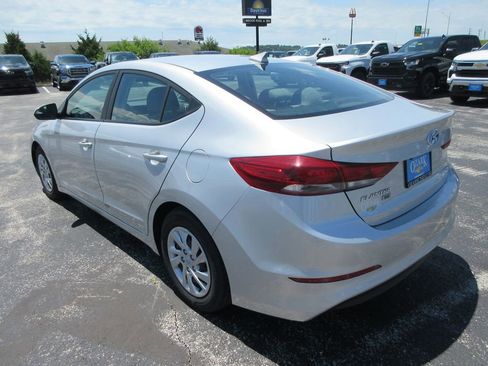 Used 2017 Hyundai Elantra SE FWD image 3