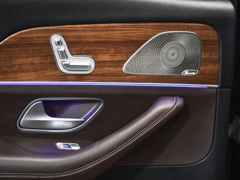 Used 2023 Mercedes-Benz GLS 450 4MATIC image 13