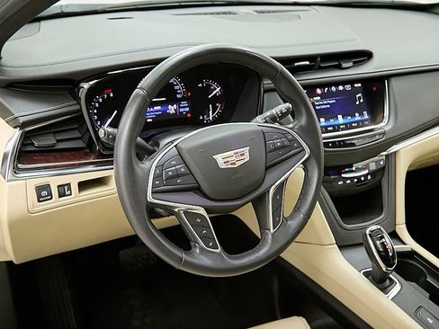 Used 2017 Cadillac XT5 Luxury w/ Driver Awareness Package image 15