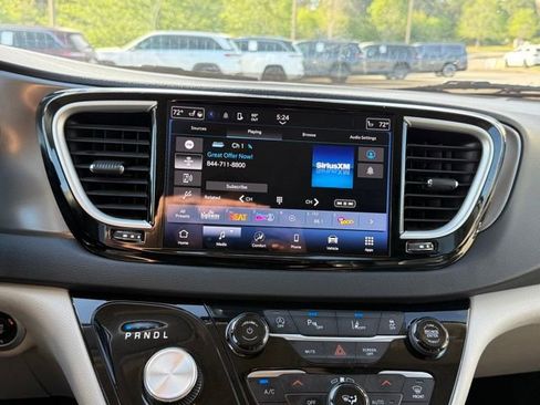 Used 2024 Chrysler Pacifica Touring-L image 19