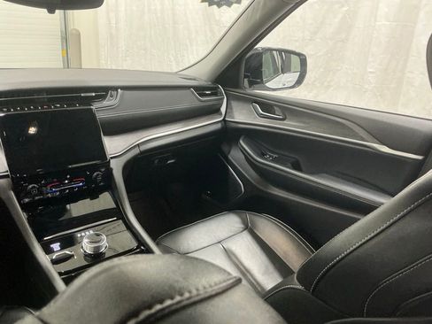 Used 2023 Jeep Grand Cherokee L Limited w/ Black Appearance Package image 27