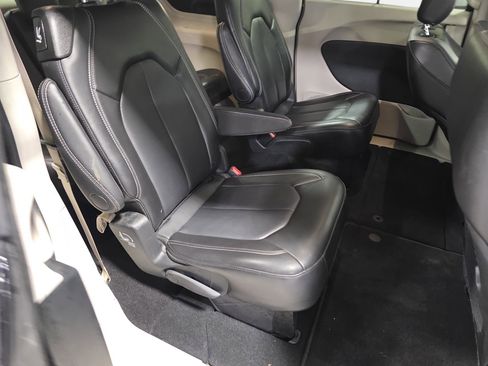 Used 2024 Chrysler Pacifica Touring-L FWD image 11