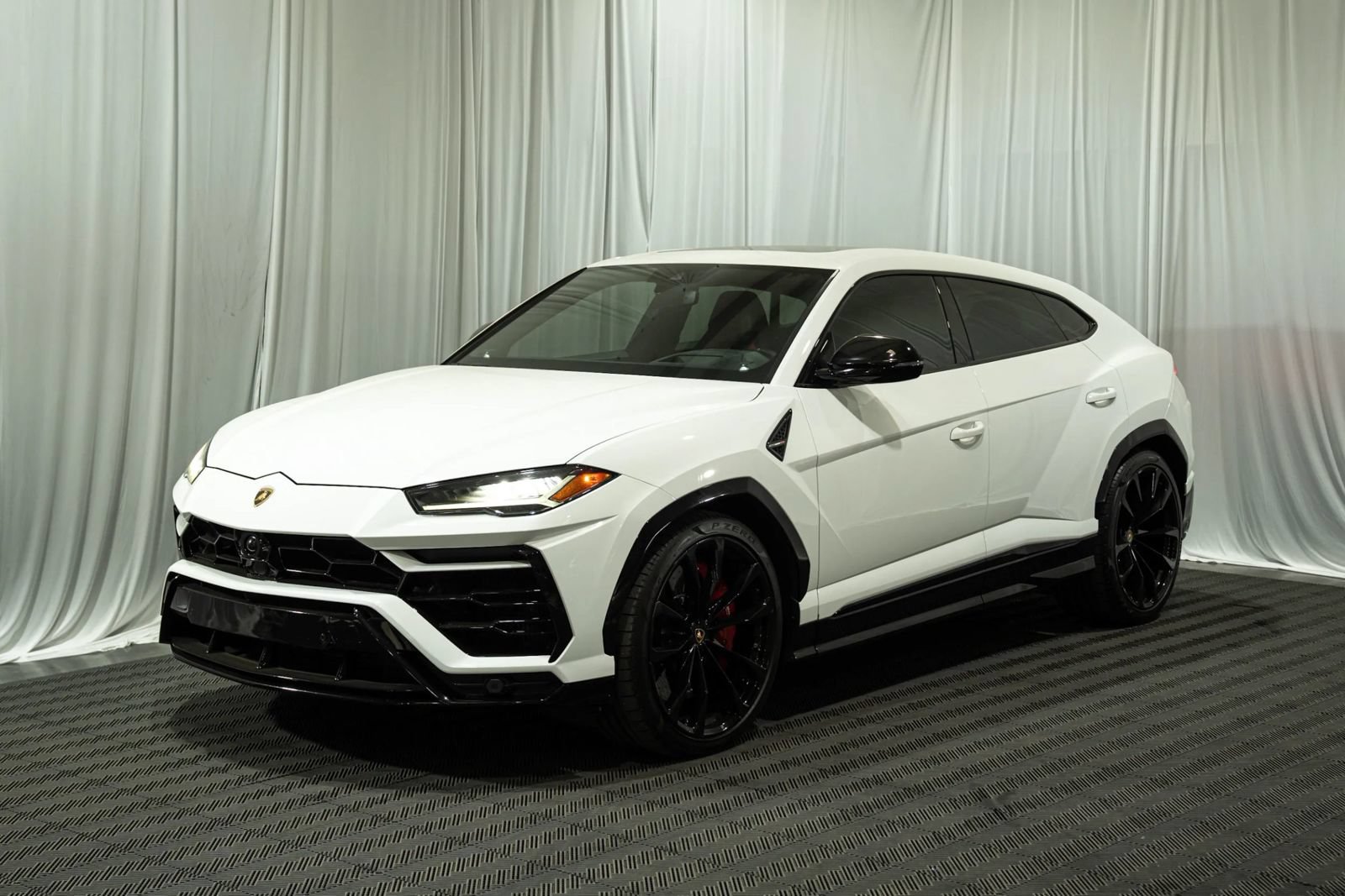 Used 2022 Lamborghini Urus AWD/4WD image 2