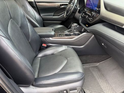 Used 2023 Toyota Highlander Limited FWD image 23