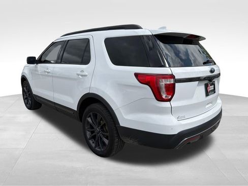 Used 2017 Ford Explorer XLT w/ Equipment Group 202A FWD image 5