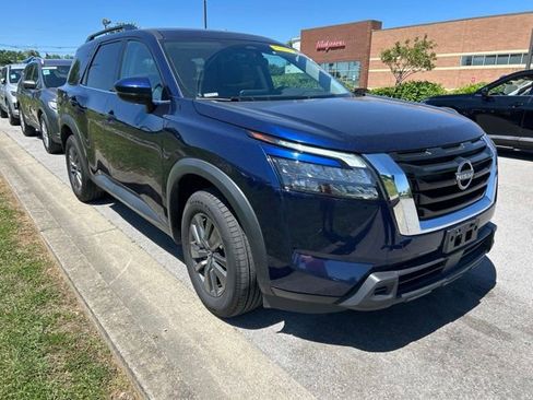 Used 2025 Nissan Pathfinder SV FWD image 2