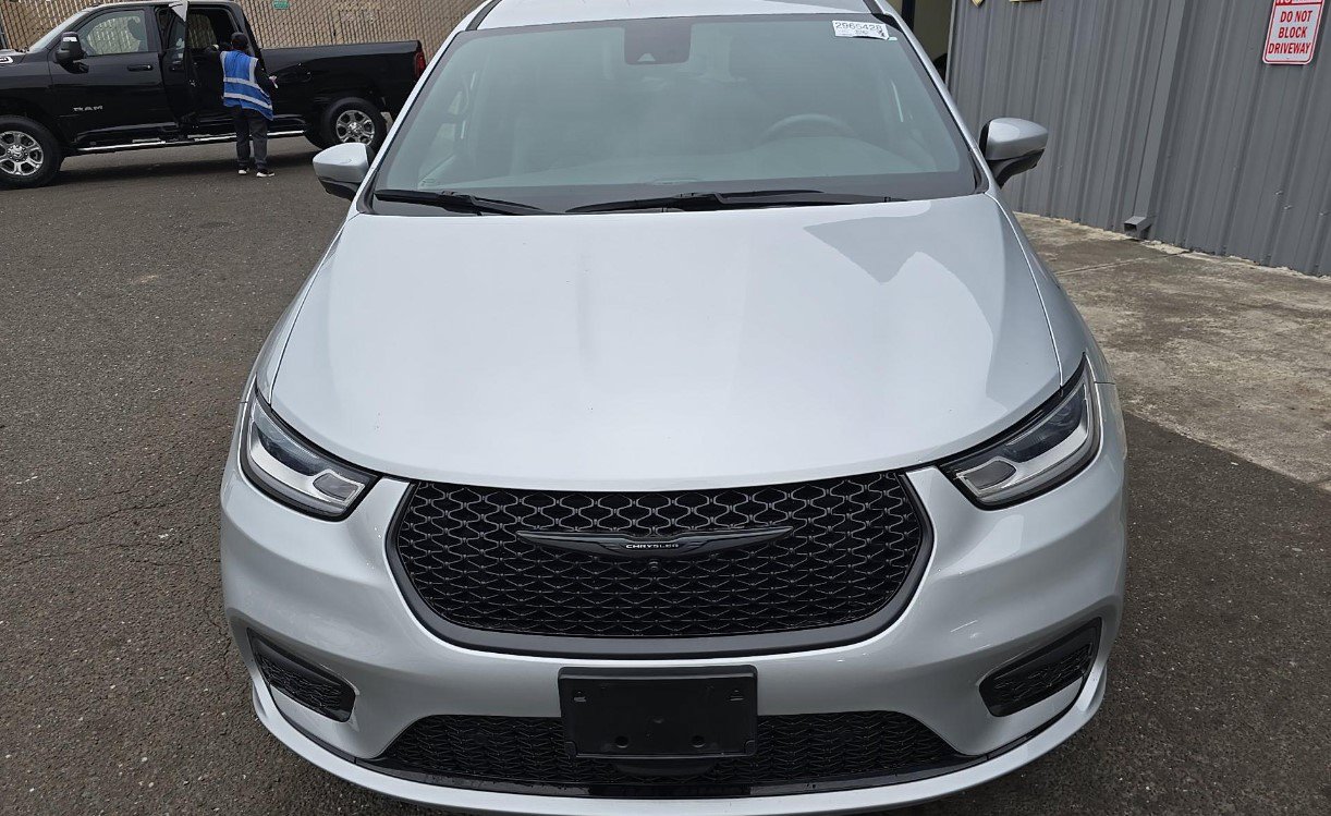 Used 2023 Chrysler Pacifica Touring-L w/ S Appearance Package FWD image 3