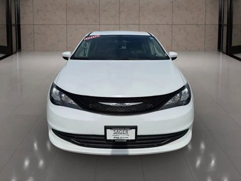 Used 2020 Chrysler Voyager L image 11