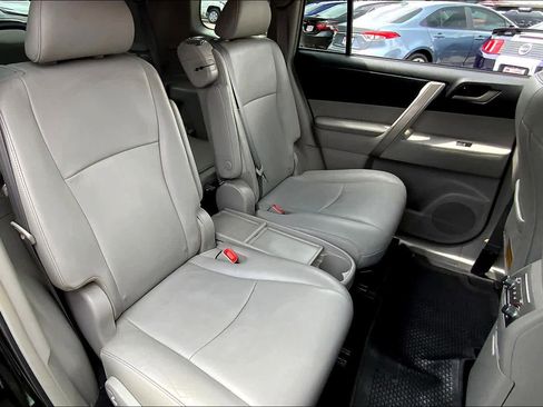Used 2012 Toyota Highlander SE FWD image 17