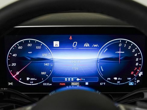 Used 2025 Mercedes-Benz GLC 350e 4MATIC image 13